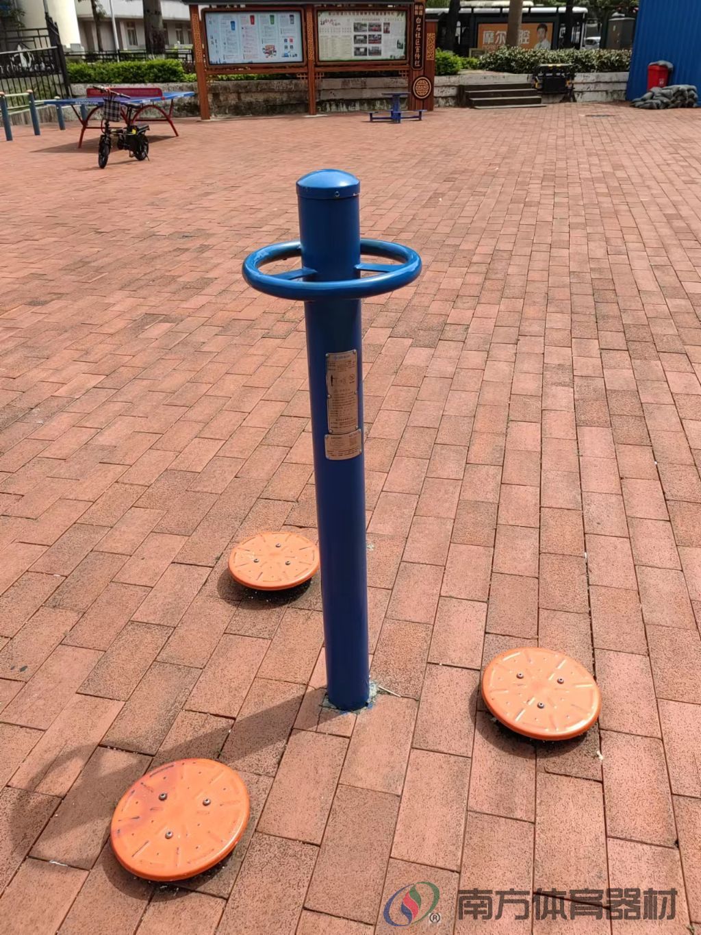 南油花园健身广场(图2) 南油花园健身广场(图2)