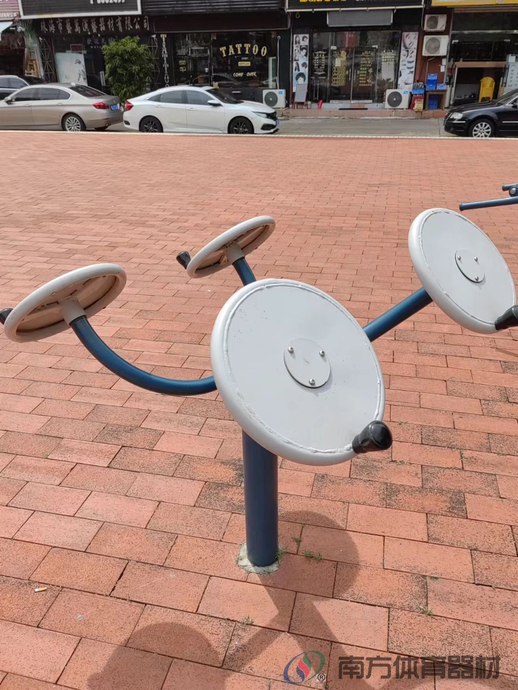 南油花园健身广场(图4) 南油花园健身广场(图4)