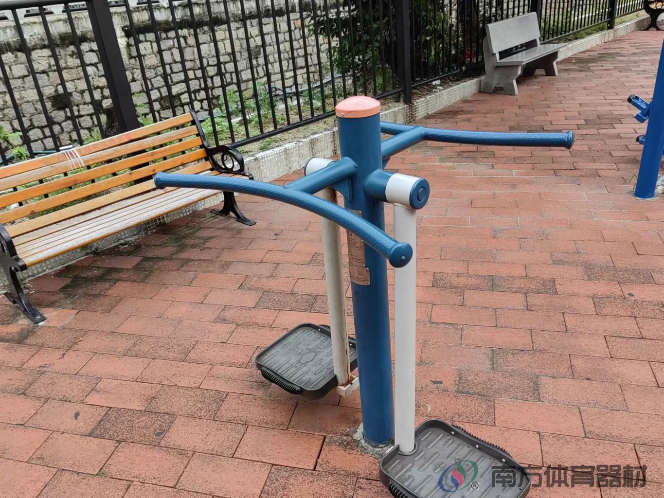 南油花园健身广场(图7) 南油花园健身广场(图7)